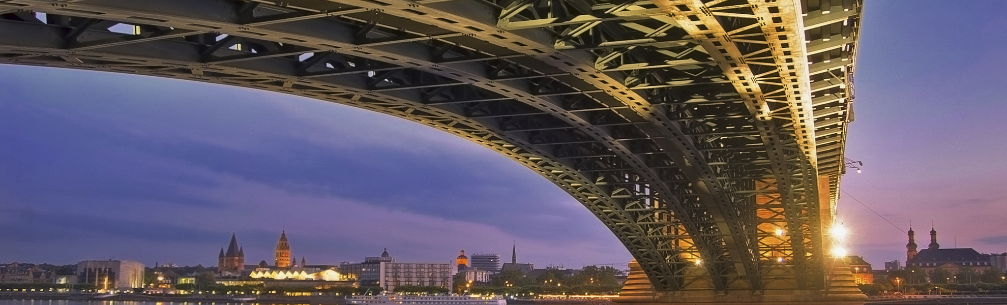 Brücke über dem Rhein bei Wiesbaden, Deutschland