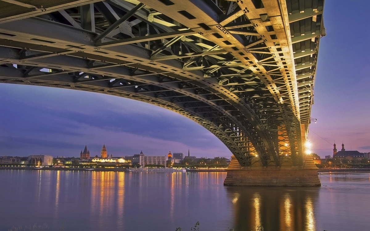 Brücke über dem Rhein bei Wiesbaden, Deutschland