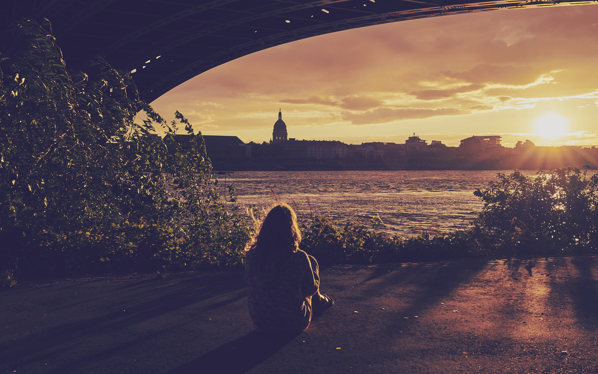 Frau im Sonnenuntergang
