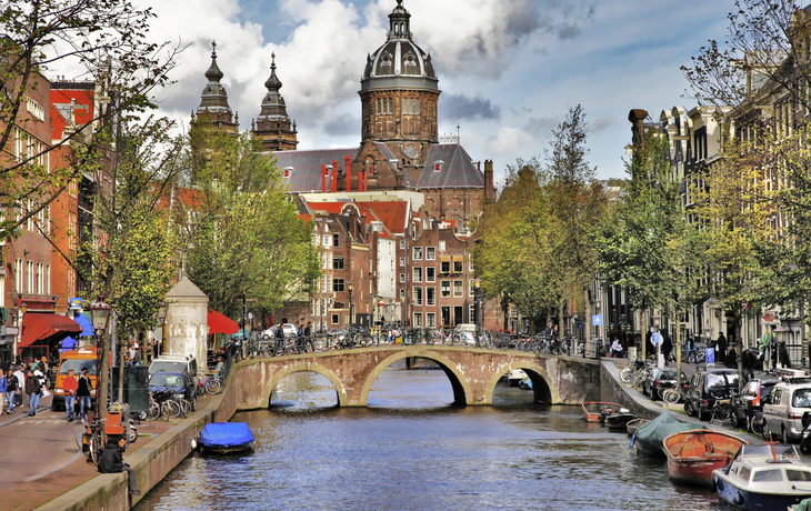 Gracht mit Kirche in Amsterdam, Niederlande
