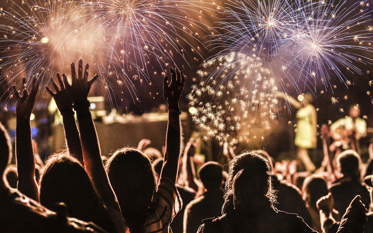 Menschen schauen Feuwerk an