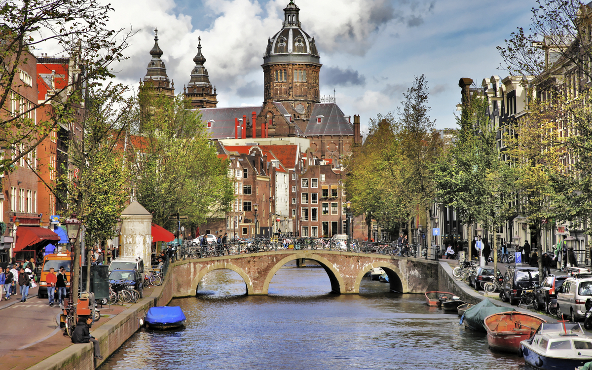 Gracht mit Kirche in Amsterdam, Niederlande