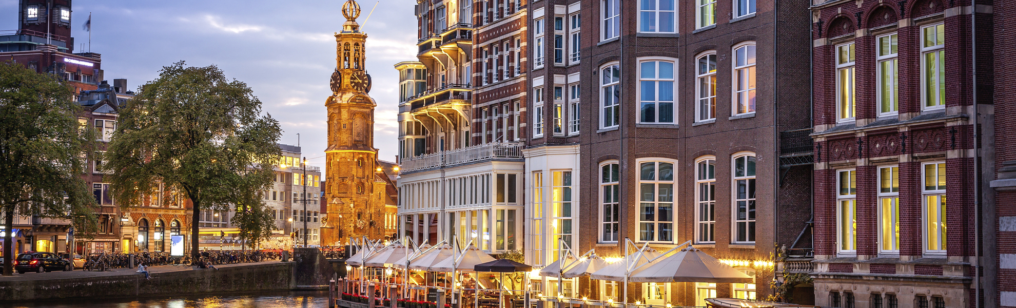 Beleuchtete Gracht in Amsterdam am Abend, Niederlande