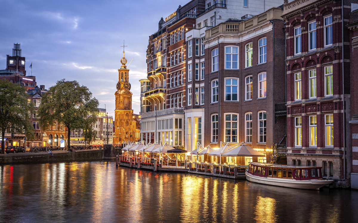 Beleuchtete Gracht in Amsterdam am Abend, Niederlande