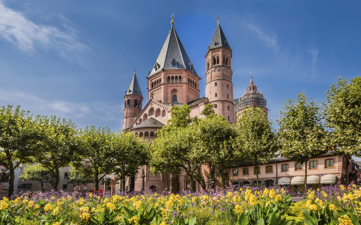 Die Parkanlage vor dem Dom in Mainz, Deutschland