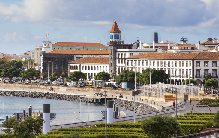 Küste und Promenade von Ponta Delgada, São Miguel, Azoren
