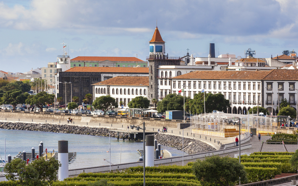 Küste und Promenade von Ponta Delgada, São Miguel, Azoren