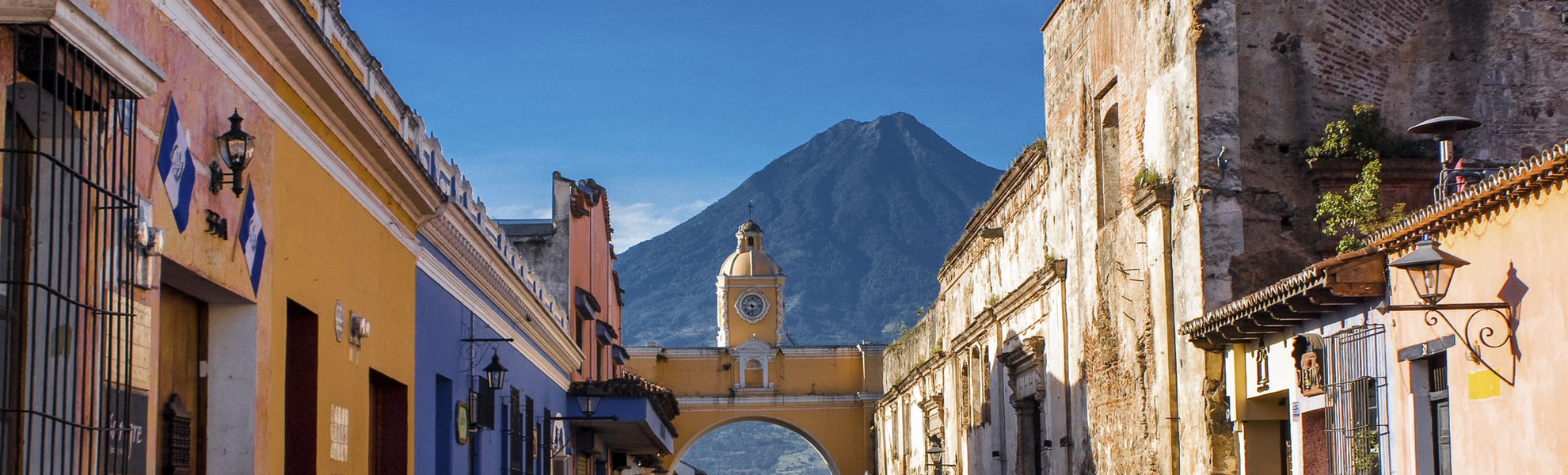 Gasse in Antigua mit Vulkan Agua im Hintergrund, Guatemala