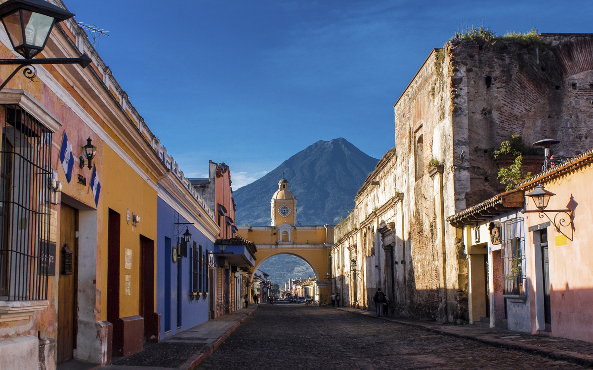 Gasse in Antigua mit Vulkan Agua im Hintergrund, Guatemala