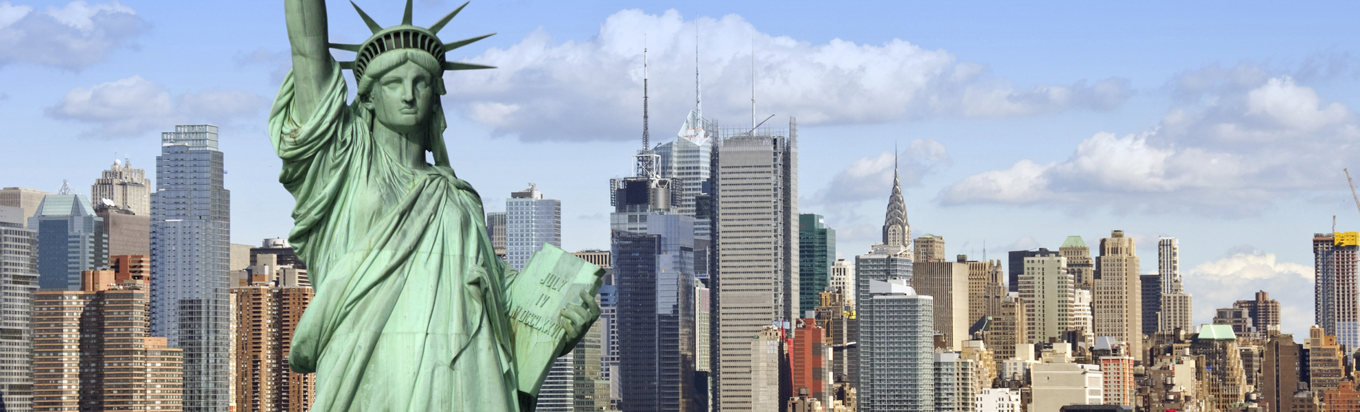 Die Freiheitsstatue mit der Skyline New Yorks im Hintergrund, USA