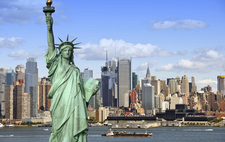 Die Freiheitsstatue mit der Skyline New Yorks im Hintergrund, USA