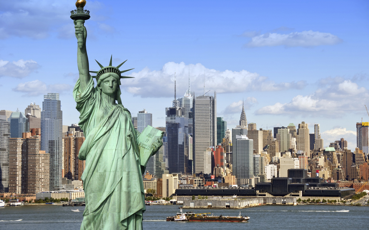 Die Freiheitsstatue mit der Skyline New Yorks im Hintergrund, USA