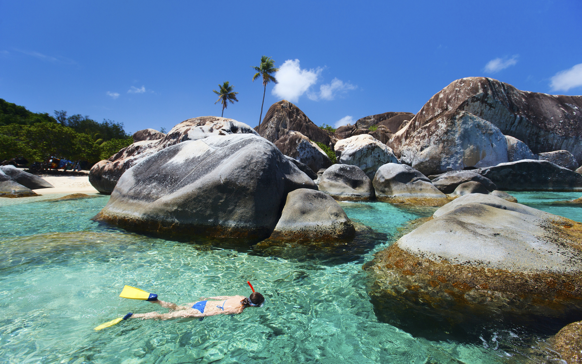 Frau schnorchelt in Badebucht