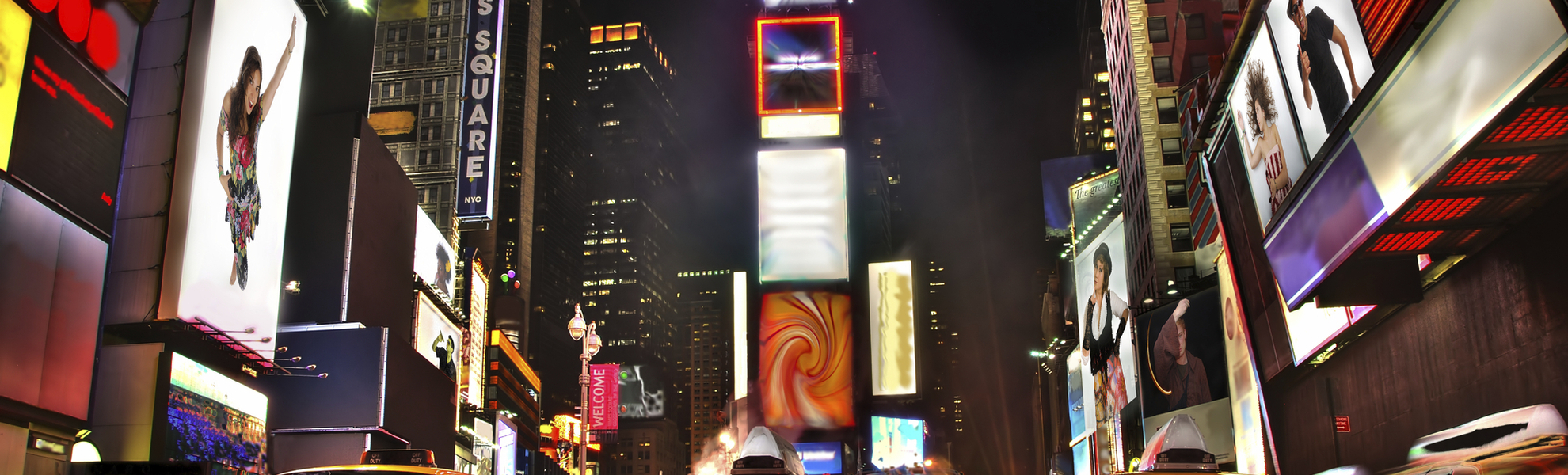 Times Square in New York bei Nacht, USA