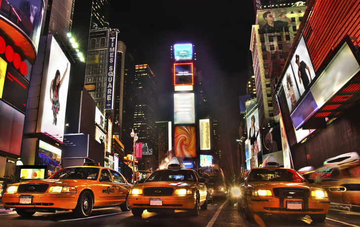 Times Square in New York bei Nacht, USA