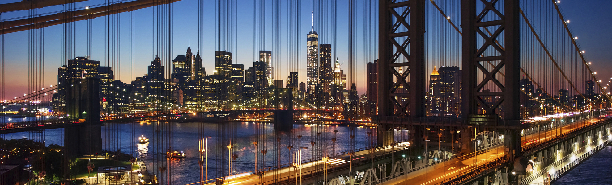 Brooklyn Bridge in Manhattan während des Sonnenuntergangs, USA