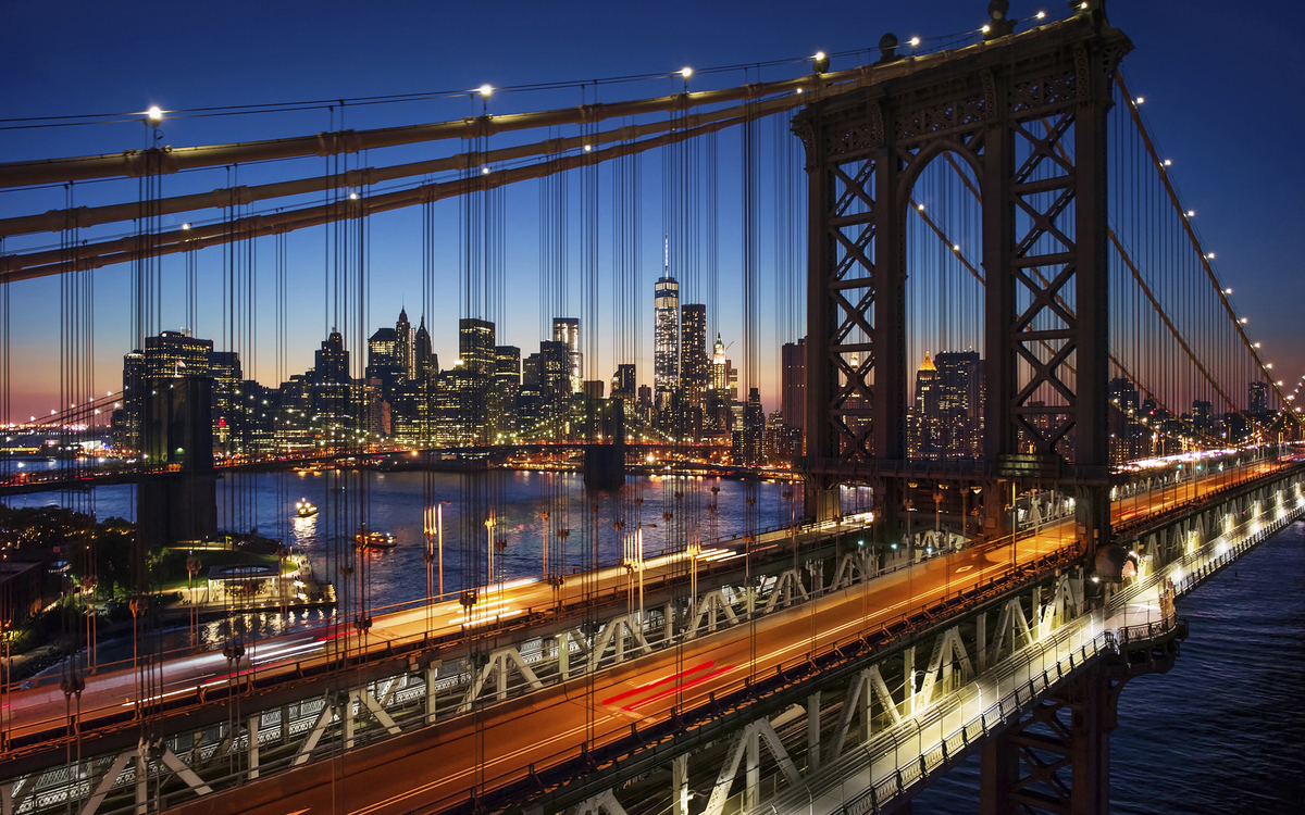 Brooklyn Bridge in Manhattan während des Sonnenuntergangs, USA