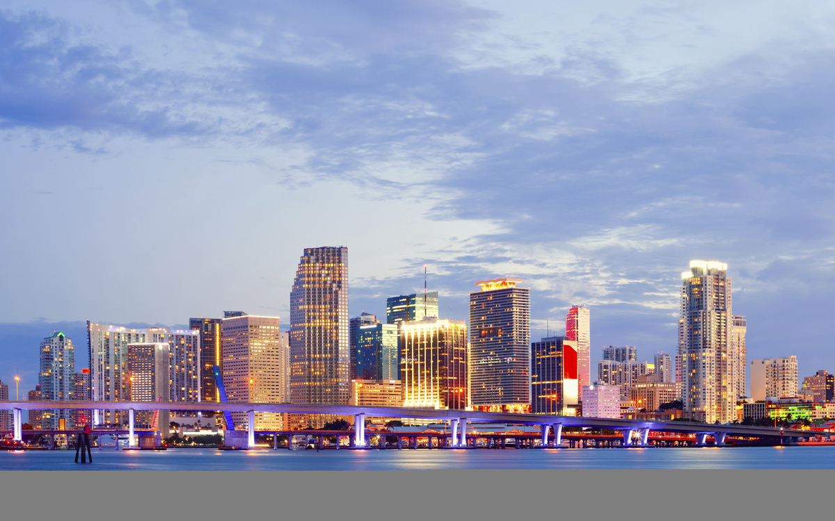 Die leuchtende Skyline von Miami am Abend, USA