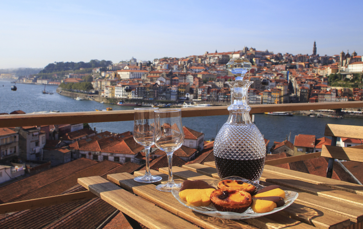 Portugiesische Spezialitäten über den Dächern von Porto, Portugal