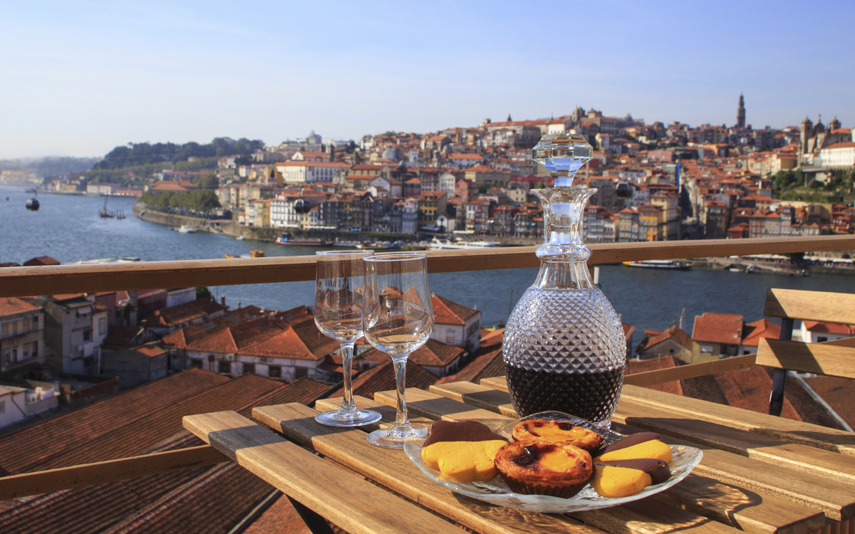 Portugiesische Spezialitäten über den Dächern von Porto, Portugal