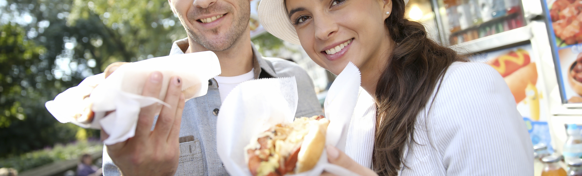 Paar isst Hot Dogs in New York, USA