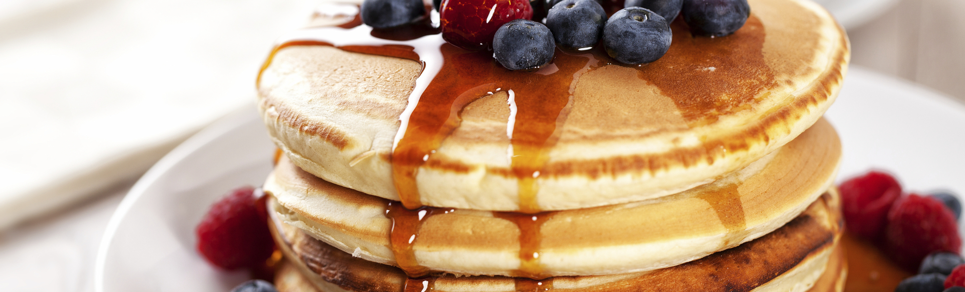 Pancake mit Blaubeeren, Himbeeren und Ahornsirup, USA