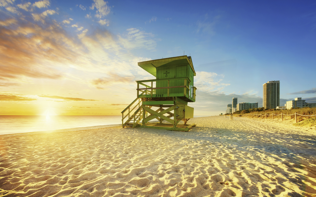 Sonnenuntergang am Strand von Miami, USA