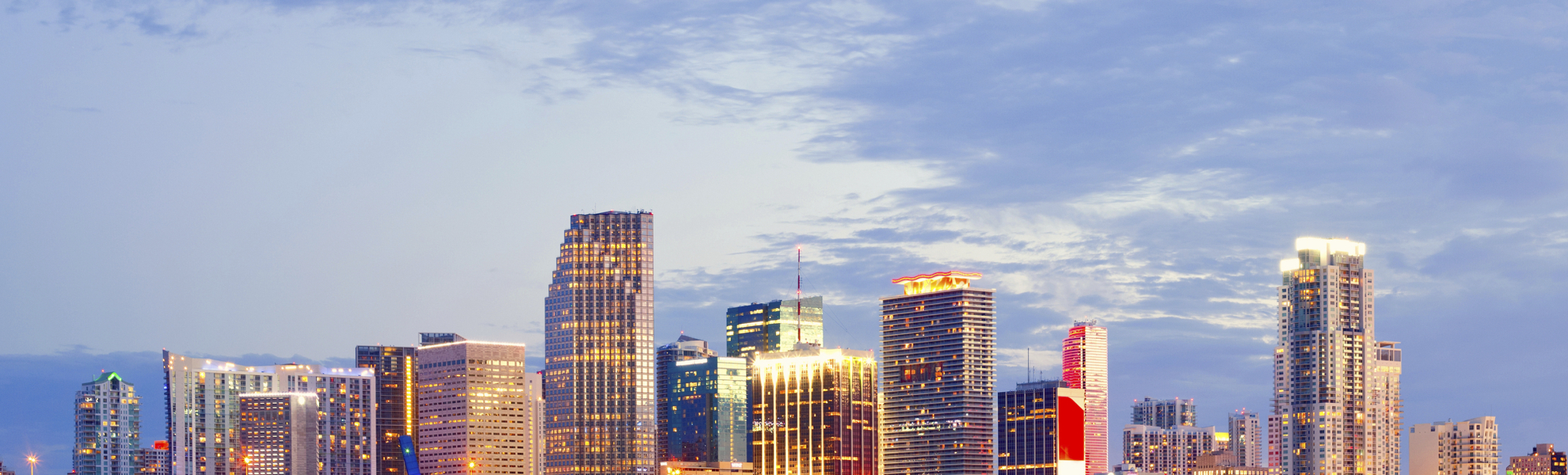 Die leuchtende Skyline von Miami am Abend, USA