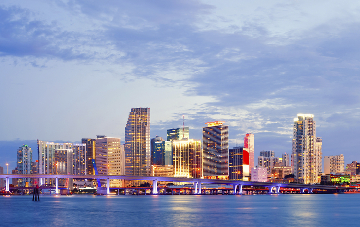 Die leuchtende Skyline von Miami am Abend, USA