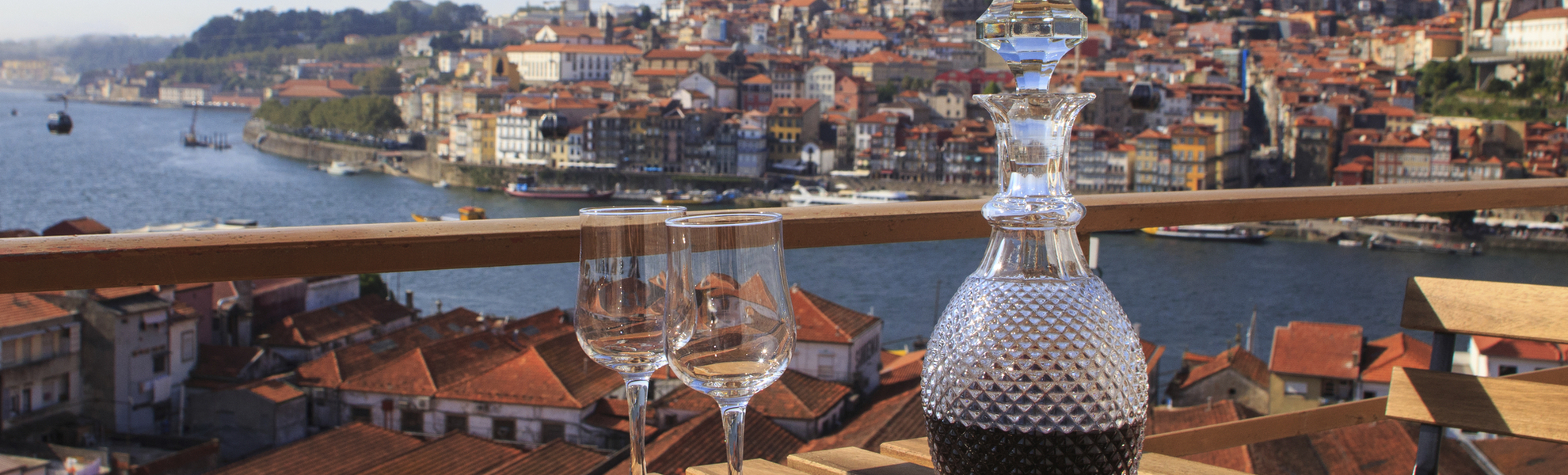 Portugiesische Spezialitäten über den Dächern von Porto, Portugal