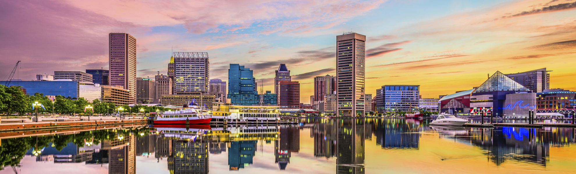Skyline von Baltimore während des Sonnenuntergangs, USA