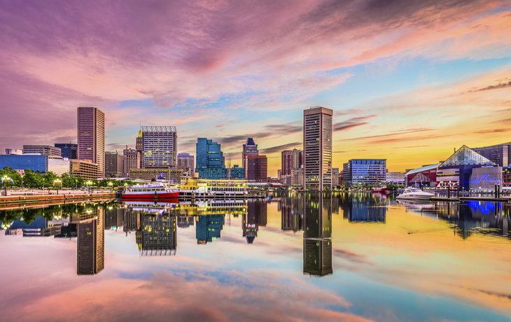 Skyline von Baltimore während des Sonnenuntergangs, USA