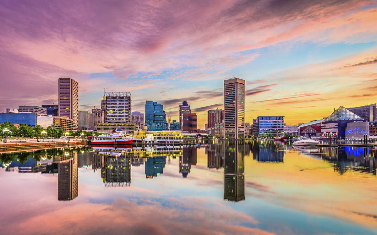 Skyline von Baltimore während des Sonnenuntergangs, USA