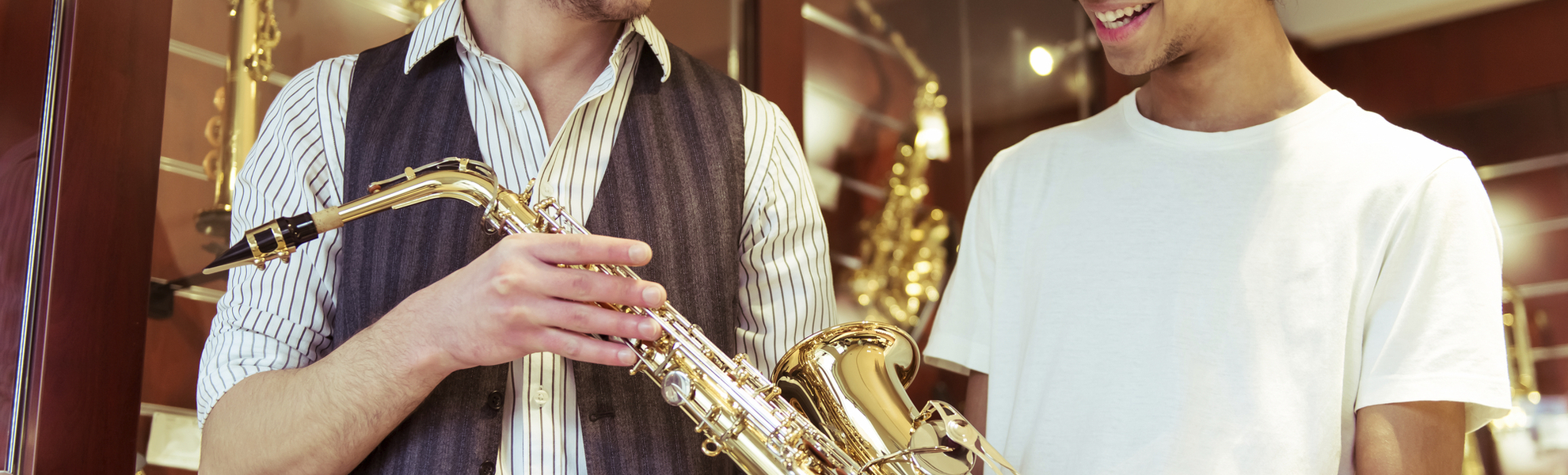 Mann spielt Saxophon