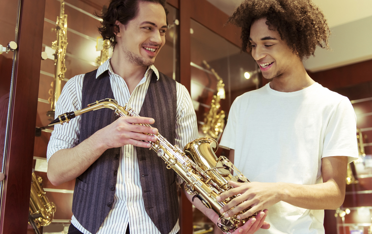 Mann spielt Saxophon