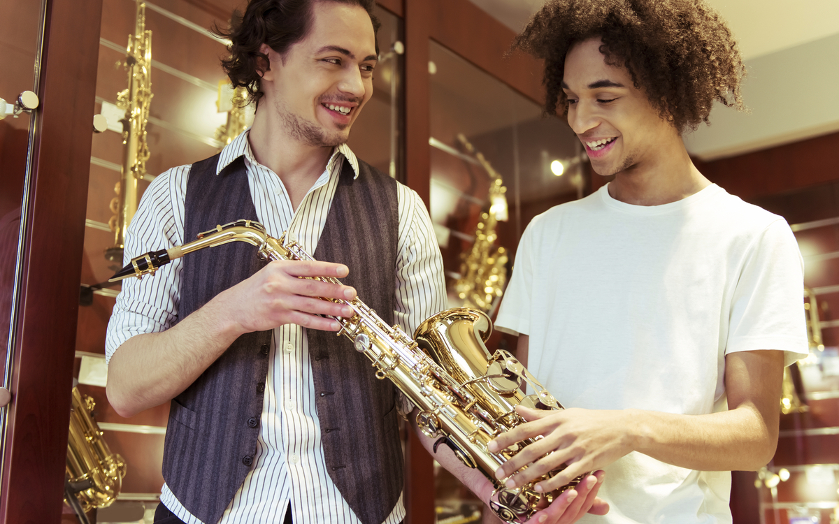 Mann spielt Saxophon