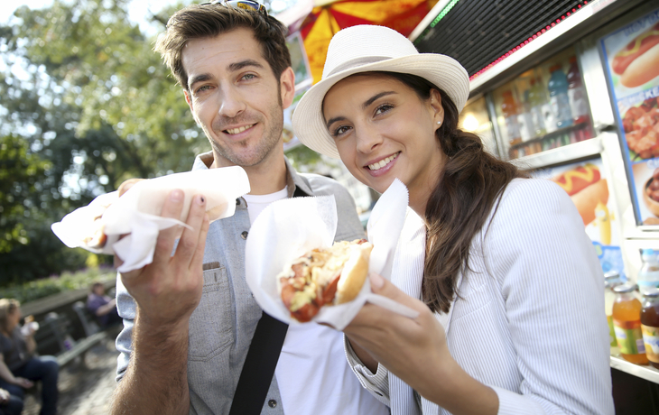 Paar isst Hot Dogs in New York, USA