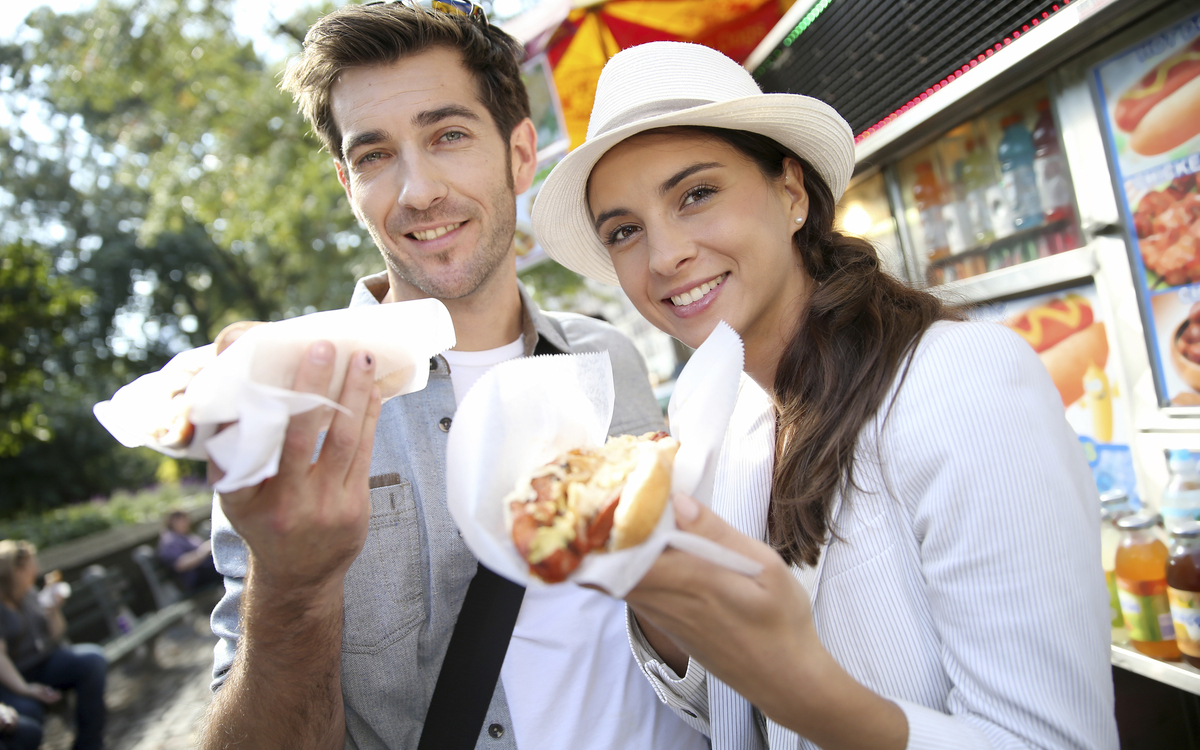 Paar isst Hot Dogs in New York, USA