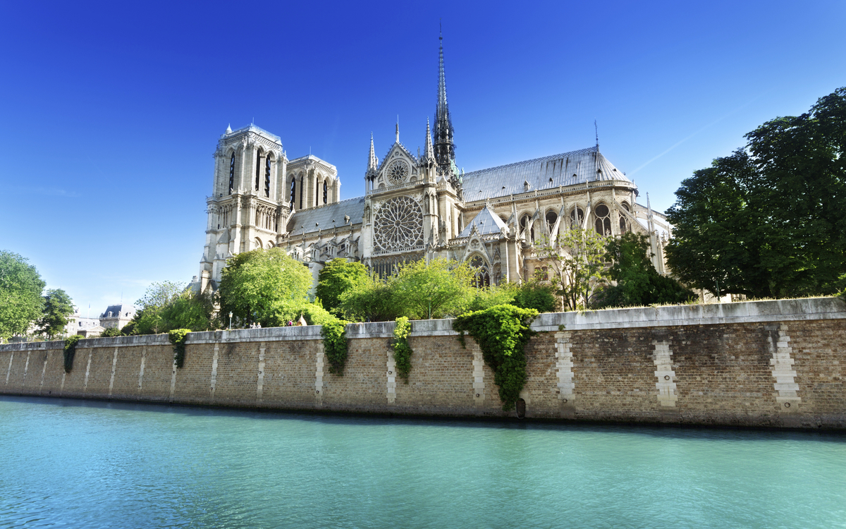 Kathedrale Notre Dame am Ufer der Seine in Paris, Frankreich