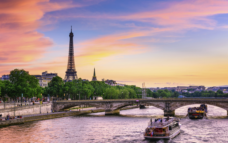 Eiffelturm und Fluss Seine in Paris, Frankreich