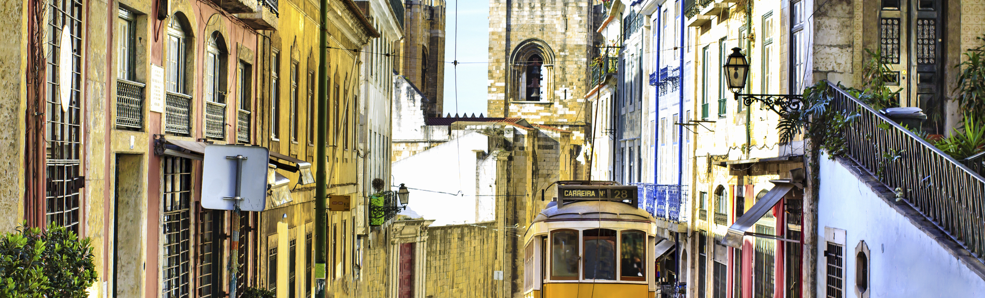 Die Tram 28 fährt durch die kleinen Gassen Lissabons, Portugal
