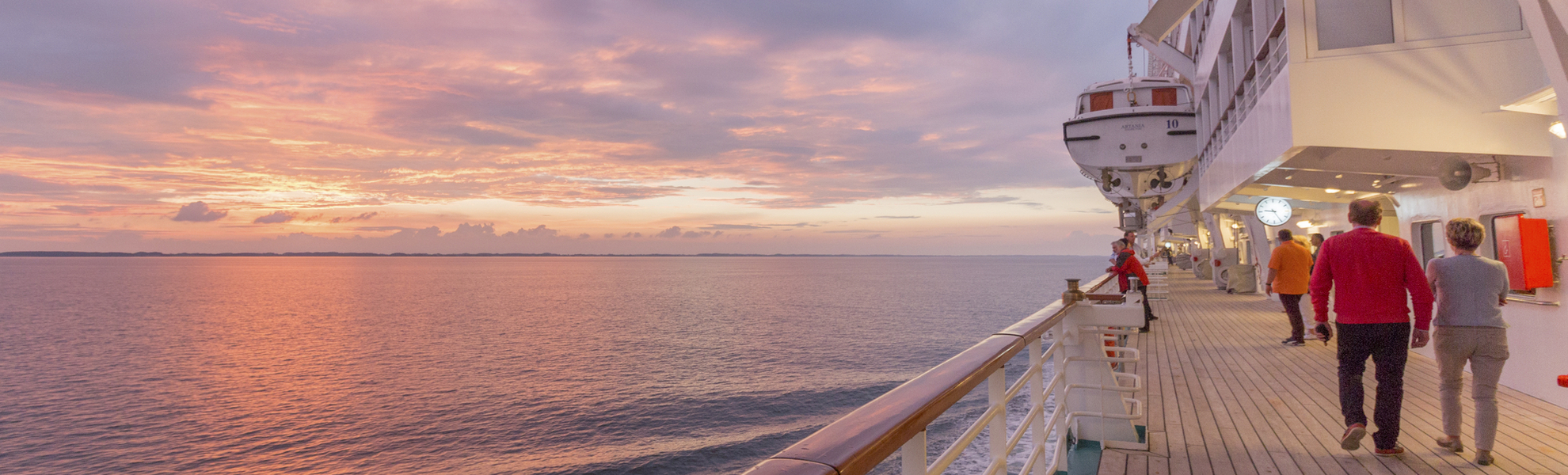 Blick auf den Sonnenuntergang von MS Artania