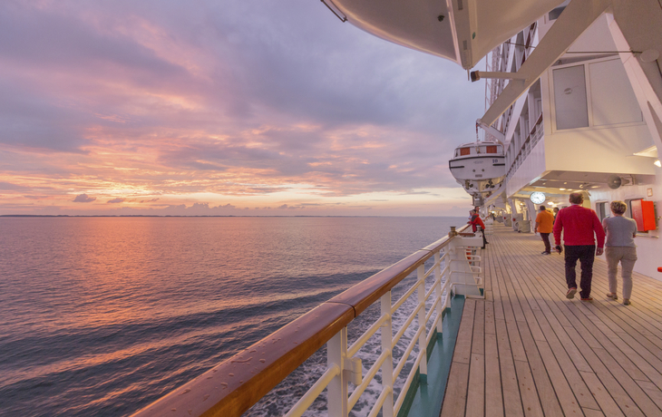 Blick auf den Sonnenuntergang von MS Artania