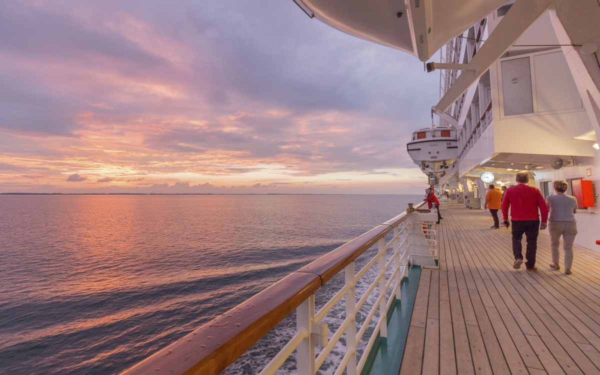 Blick auf den Sonnenuntergang von MS Artania