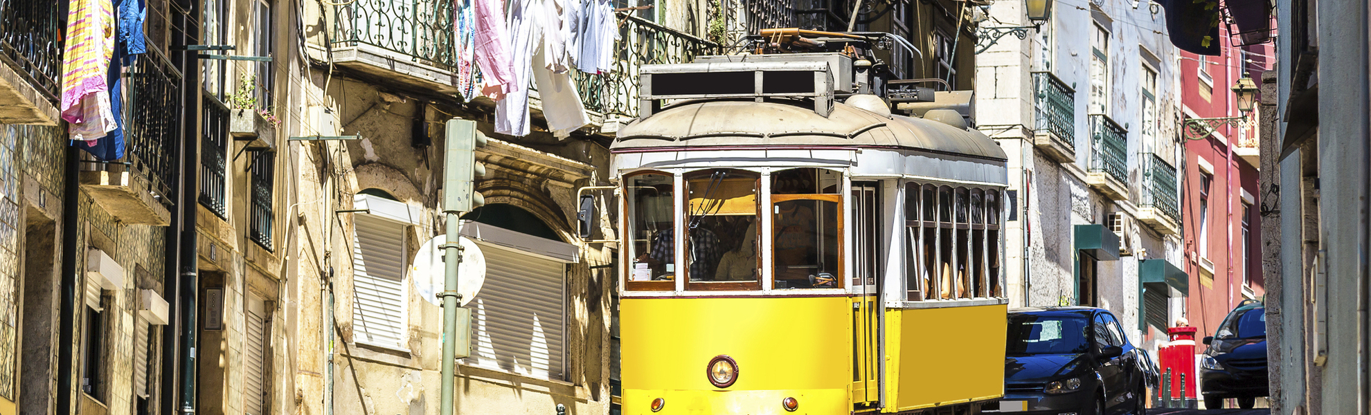 Alte Strassenbahn faehrt durch Lissabon, Portugal