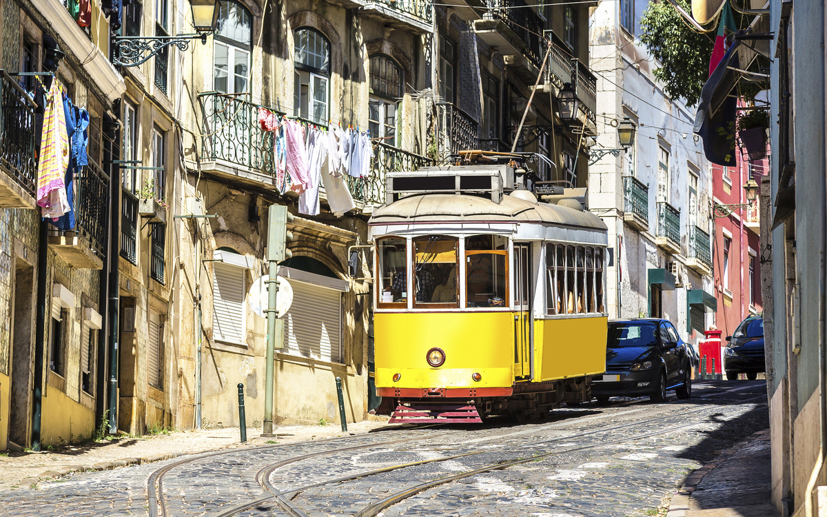 Alte Strassenbahn faehrt durch Lissabon, Portugal