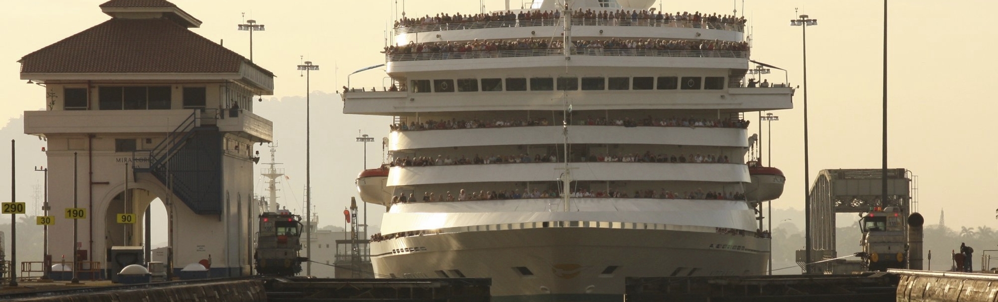 MS Artania im Panamakanal