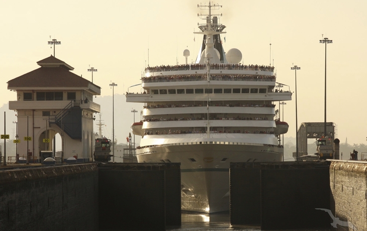 MS Artania im Panamakanal