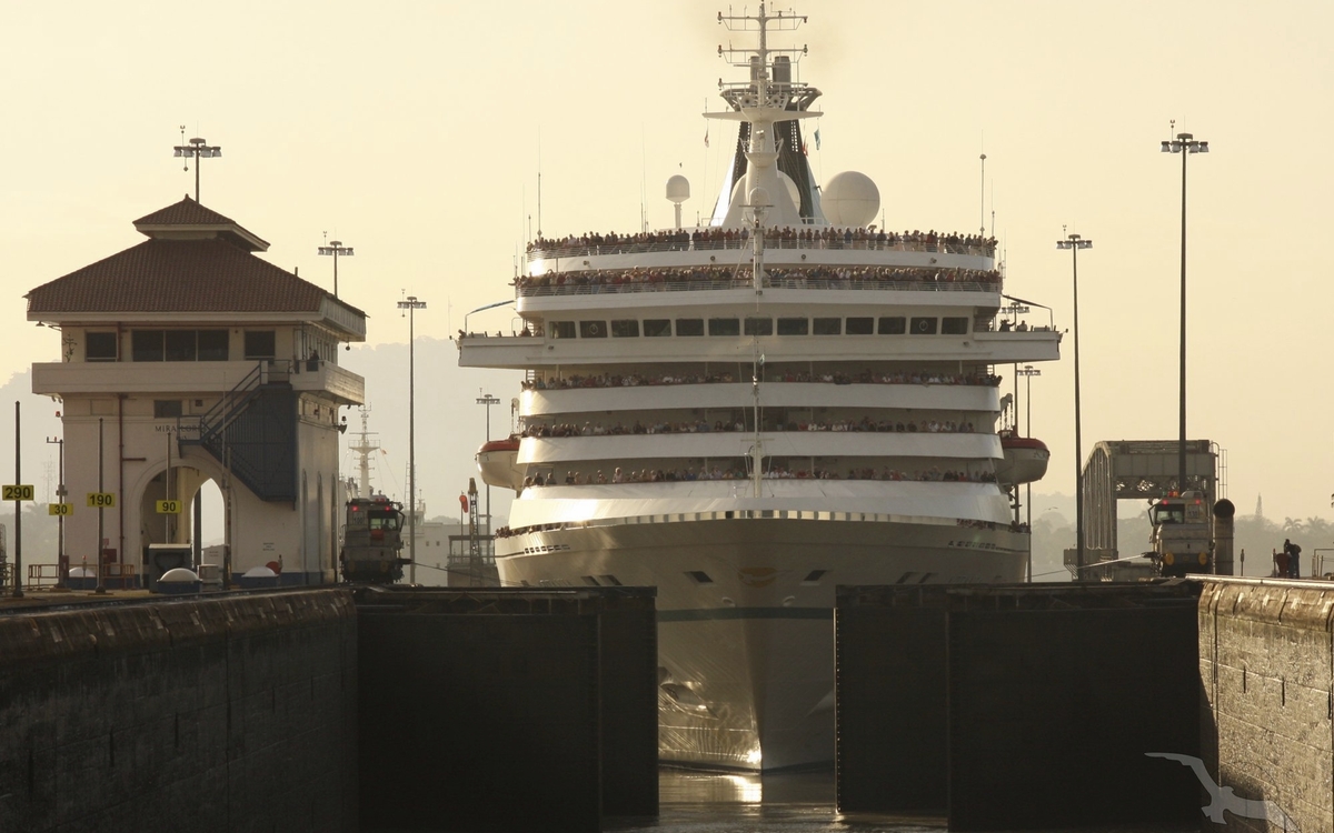 MS Artania im Panamakanal