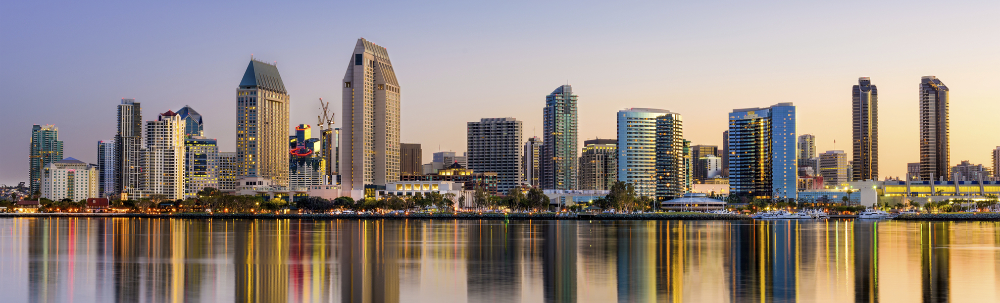 Skyline von San Diego während des Sonnenuntergangs, USA